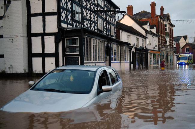 滕伯里威尔斯周日淹水严重，多辆车浸泡在水中。（法新社）