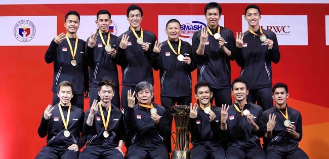 印尼男队在颁奖礼上，展示“3”的手势。