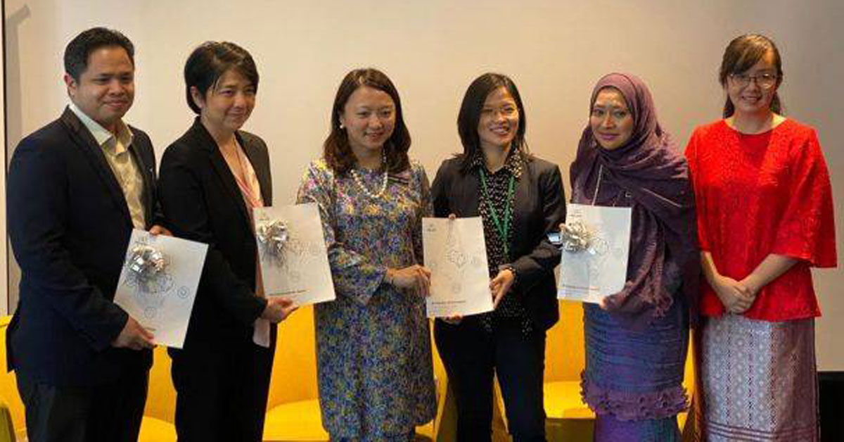 杨巧双（左3起）与蔡淑宁推介马来西亚精神健康研究报告。（图取自《星报》）