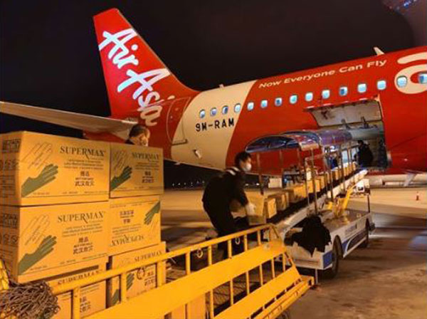 亚航客机已于本月3日， 成功将大马政府捐赠的8吨援助武汉的物资送抵武汉。（图取自亚航面子书）