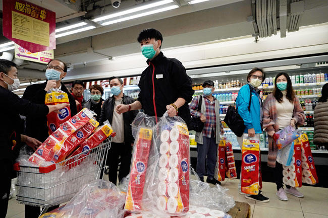 香港有民众上周五在超市抢购厕纸。（法新社）