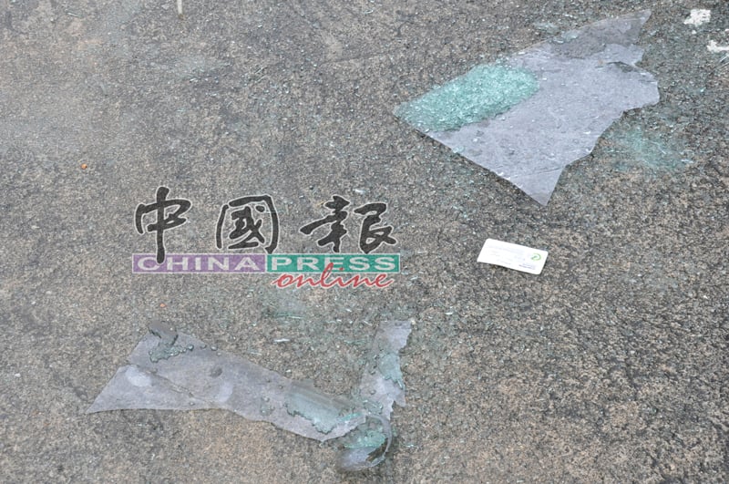 遭小偷敲破的车窗玻璃碎片，至今还留在地上。