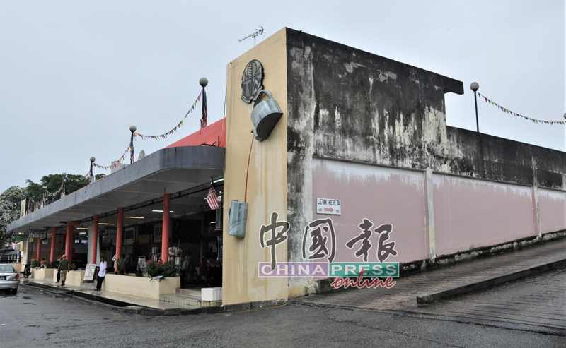 芙蓉李三路的小贩中心频频发生砸车窗偷财物案，治安亮红灯。