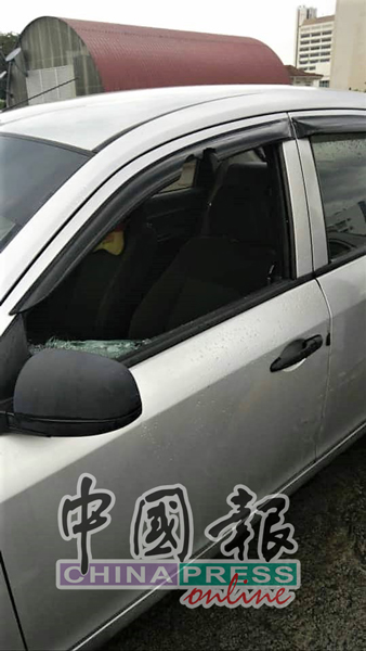事主的轿车车窗遭小偷敲破，导致她必须花费逾百令吉维修。
