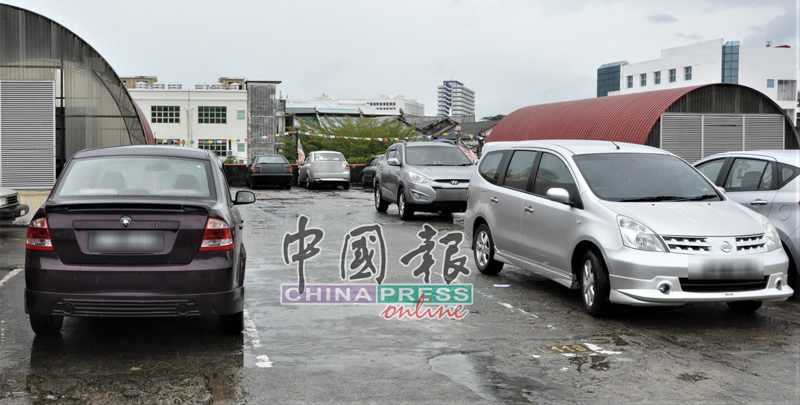 郑小姐的轿车于周日（16日）泊在李三路小贩中心楼上泊车场时，遭人打破车窗。