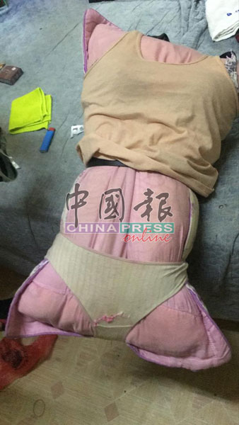 警方逮捕嫌犯时，发现枕头上套着内衣裤。