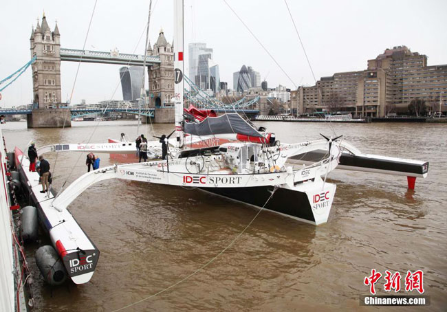 法国知名航海家乔恩驾驶三体帆船伊德克号从香港抵达伦敦，在，创下新的高速帆船世界航海纪录。图为顺利停靠在伦敦塔桥旁码头上的“伊德克号”。（中新网）