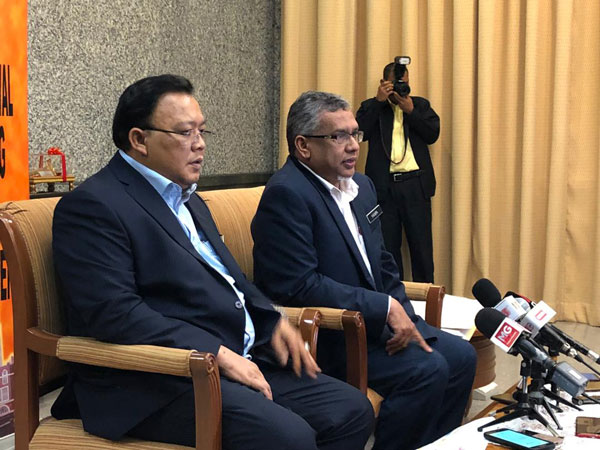 莫哈末哈尼峇（右起）和依丁沙兹里召开联合记者会。