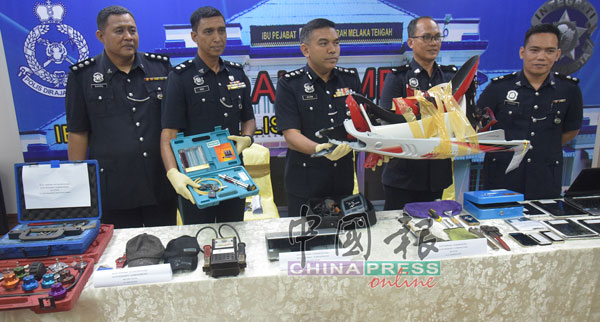 警方展示充公品、贼赃及干案武器。左起是沙鲁、拉依兹、阿夫查尼查、苏峇里及苏克里。