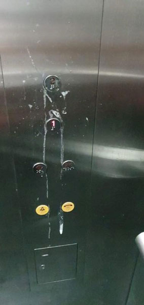 有乘客疑在轻轨站内的电梯朝着按钮吐口水。（取自新捷运面簿）