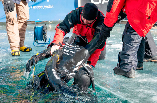 救生潜水员及时将雷德尔拖了上来，医疗队马上给他输氧。