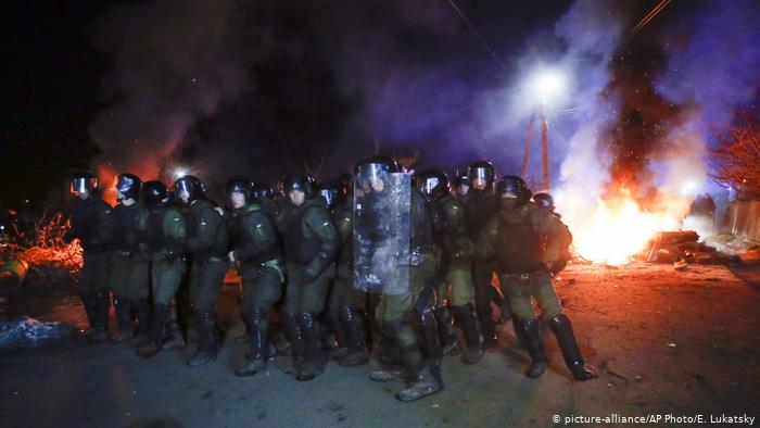 乌克兰20日出动大批警力应对抗议隔离民众的示威者。