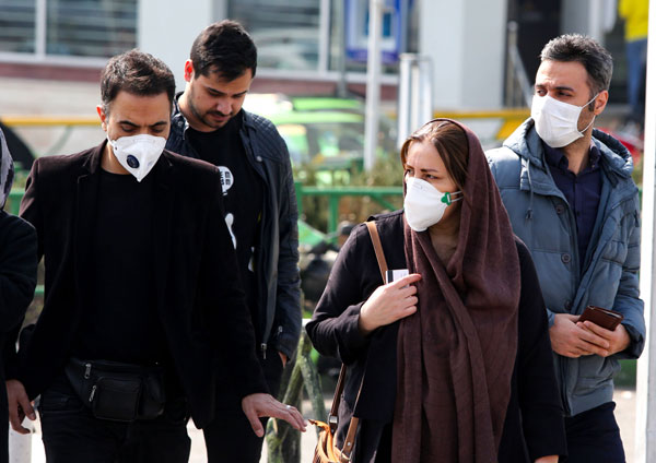 伊朗新增10例确诊，其中1人死亡，目前累积28例。图为伊朗德黑兰民众外出时纷纷戴上口罩。