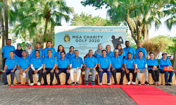 苏丹阿都拉陛下（左7）完成慈善高尔夫锦标赛后，与马来西亚高尔夫协会成员及球手合照。