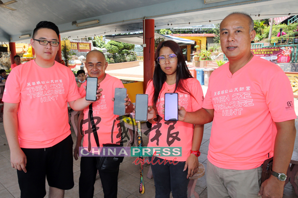4位被陌生电话骚扰的吹水站成员翁侦皓（右起）、尹金凤、郑亚明和黄宇利，一起出示陌生电话的来电记录和勒索留言。　 　