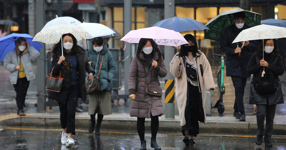周二在首尔街头，韩国民众戴着口罩外出。