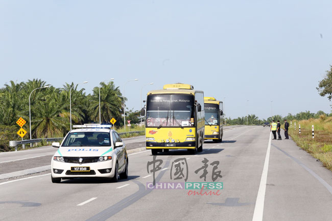 载着66滞留中国武汉的人民和家眷、机组人员、政府机构代表及大马驻华大使馆代表的两辆消拯局巴士，在交警开路下驶抵隔离中心。