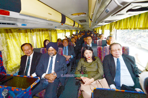 倪可汉（左起）、哥宾星、杨美盈及林吉祥与其他行动党议员乘坐巴士抵达王宫。