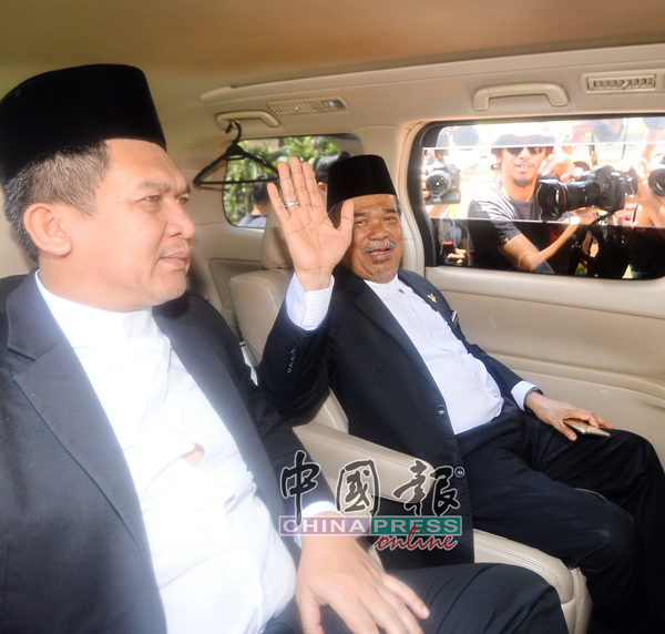 诚信党主席莫哈末沙布乘车入宫，向媒体打招呼。