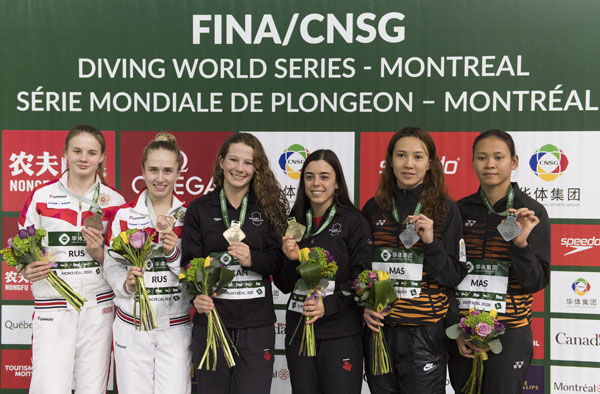 潘德丽拉（右起）与梁敏仪在女子10公尺双人跳台收获银牌，赛后在颁奖台和其他优胜者拍摄合照。（美联社）