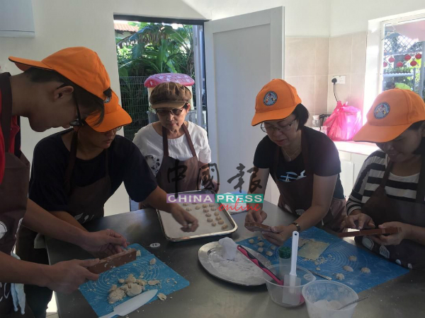 庄紫甜（左3）带领一班家长制作无麸质饼干。