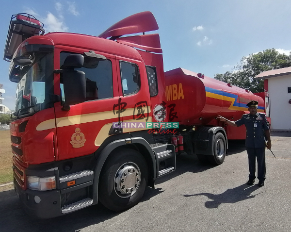 阿布奥拜达讲解消拯局被迫出动两辆容量2万公升的水槽消防车，到油棕园内灌救。