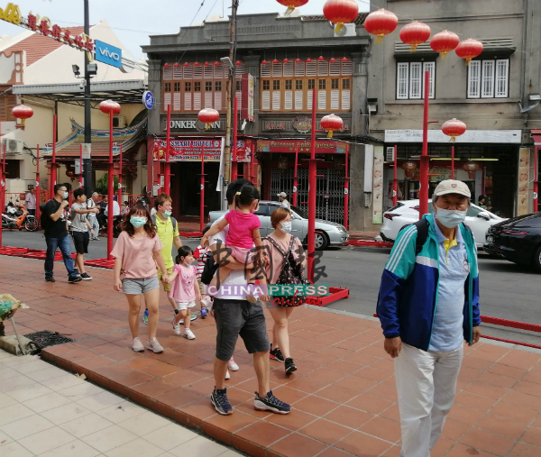 不少走在鸡场街的游客都戴上口罩，做好防范。