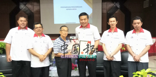 郑国球（右3）代表野新市议会颁发感谢状给《中国报》，由通讯员郑光代表接领。左2为慕斯达法。
