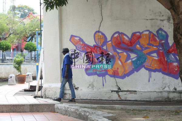 马六甲沿河附近的建筑，近年遭不少破坏者涂鸦破坏。