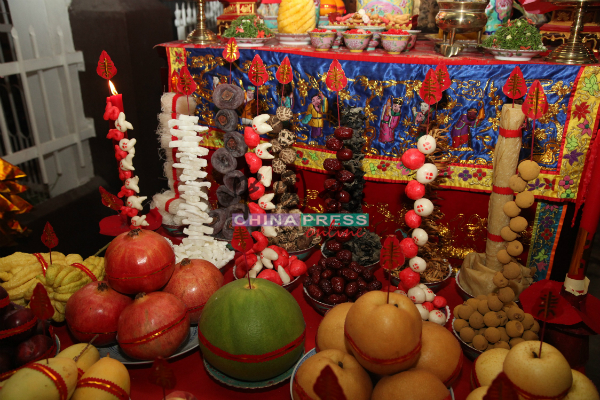 各式各样的素料插串是峇峇娘惹拜天公不可或缺的供品之一。