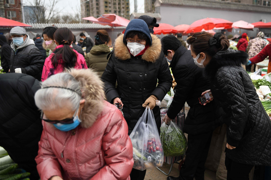 民众周四在北京一菜市场选购蔬果。（法新社）