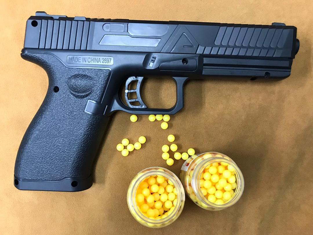 警方起获一把玩具枪和大量塑料子弹。
