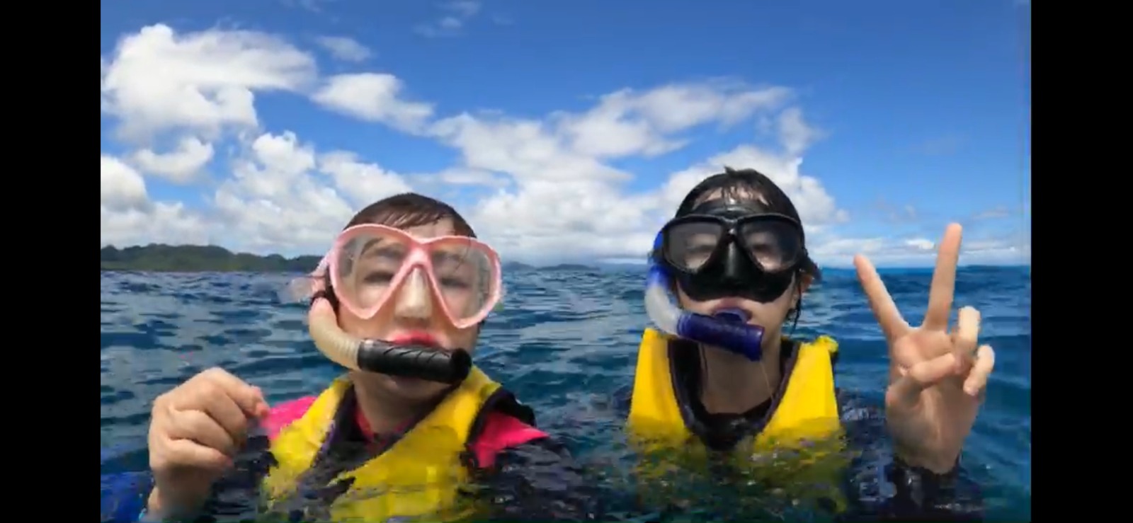 Selina（左）和妹妹在斐济出海浮潜。