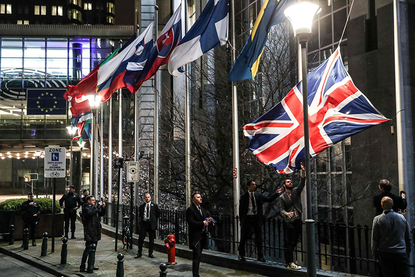 2020年1月31日是英国“脱欧日”，工作人员从比利时布鲁塞尔的欧洲议会大厦，卸下英国国旗的历史一刻。（法新社）