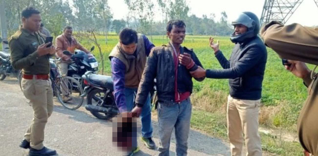 印度男子提着妻子头颅走路准备去警察局自首。