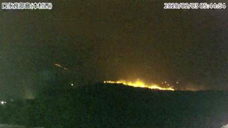 鹿儿岛县口永良部岛上的新岳火山周一发生火山喷发。