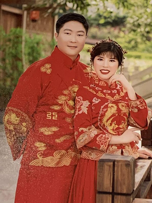 尤先生与尤太太身穿中国传统婚服拍婚照。