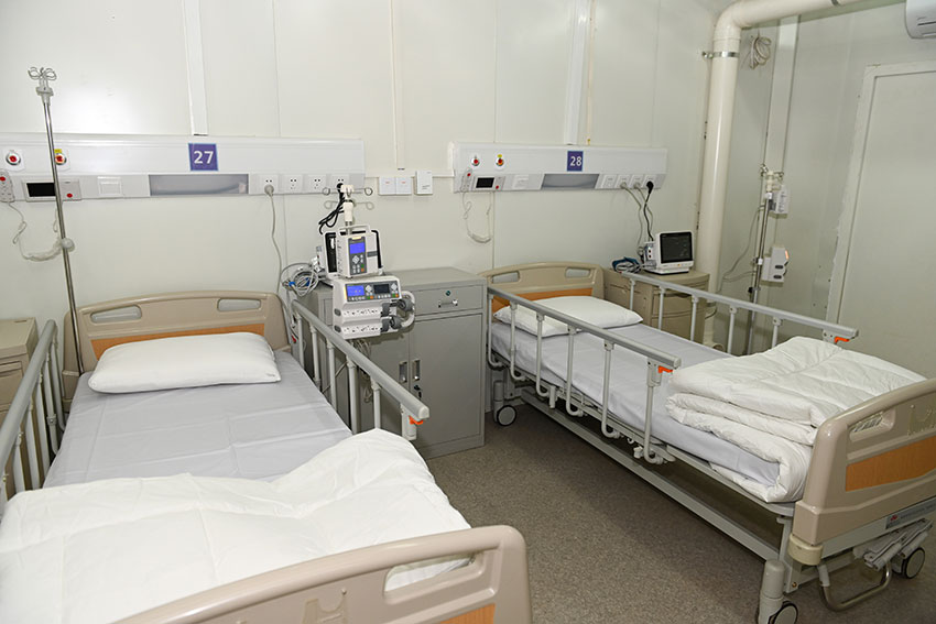 周日拍摄的武汉火神山医院的一间病房内景。