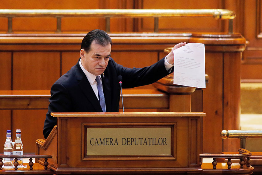 罗马尼亚总理奥班周三在国会的不信任表决中讲话。（欧新社）