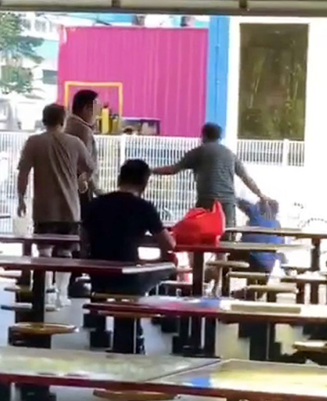 视频画面显示，两人之后发生拉扯，蓝衣的收碗嫂随后倒在地上。
