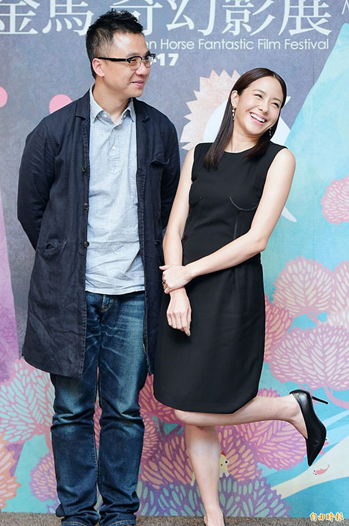 林嘉欣（右）2016年演出袁剑伟执导的电影《暗色天堂》，两人一起出席记者会。