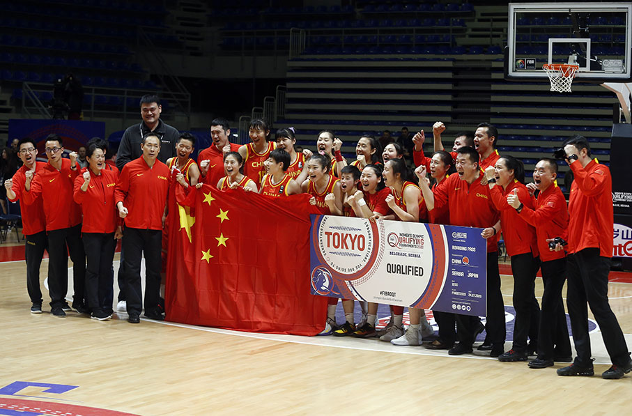 中国女篮队庆祝获得东奥门票。（新华社）