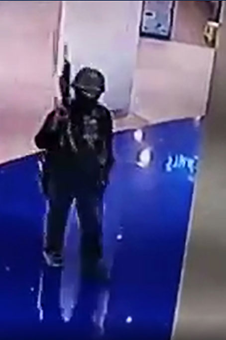 枪手贾克拉潘在商场内滥杀无辜。（法新社）