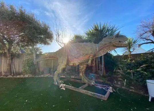 男子买下巨型恐龙给儿子当玩具。