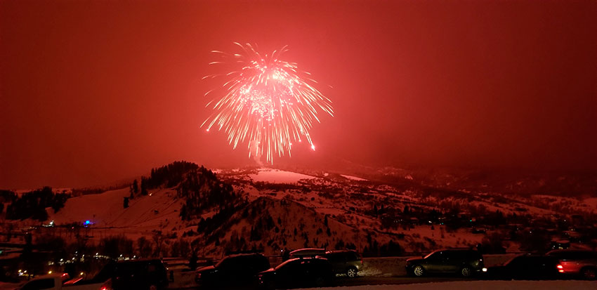 美国科罗拉多州斯廷博特斯普林斯冬季嘉年华，周六晚间点燃全球最大烟火升空。（美联社）