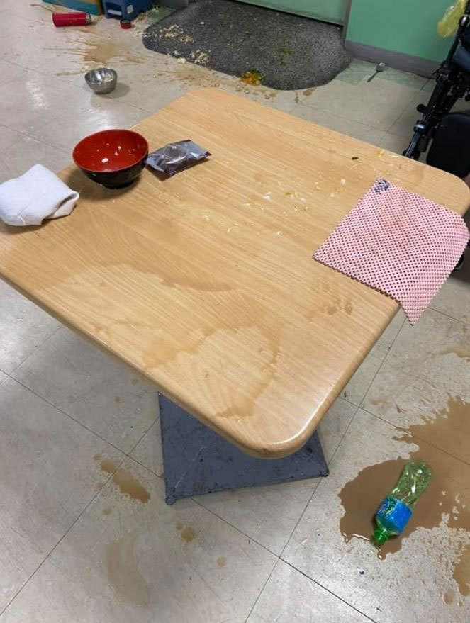 连桌面上都被人弄得汤汤水水。
