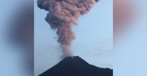 印尼默拉皮火山喷发 2公里高火山灰冲天