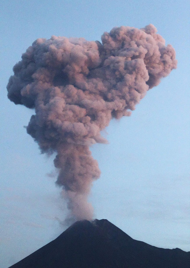 印尼默拉皮火山周四喷发，火山灰云直冲天际。（法新社）
