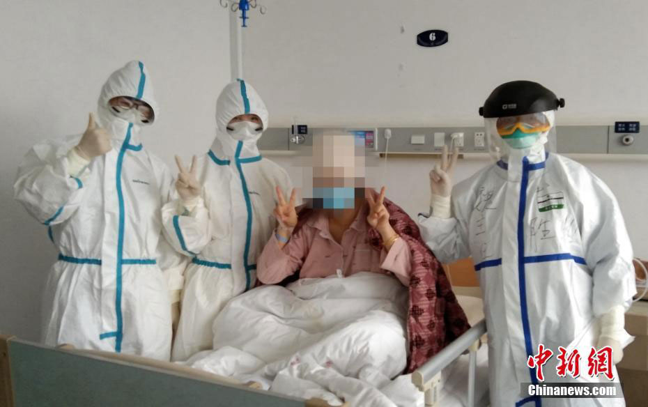 经过17天的治疗，新冠肺炎孕妇程潇（右2）从武汉大学人民医院治愈出院。目前，她腹中胎儿发育正常。