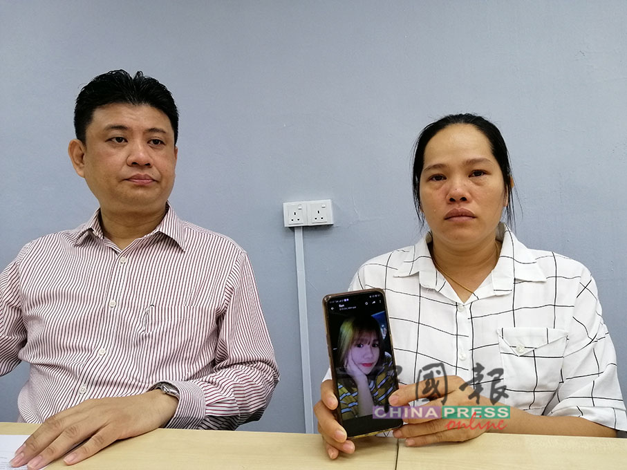 Tran Thi Thu Tai（右）展示女儿的生活照，左为曾笳恩。
